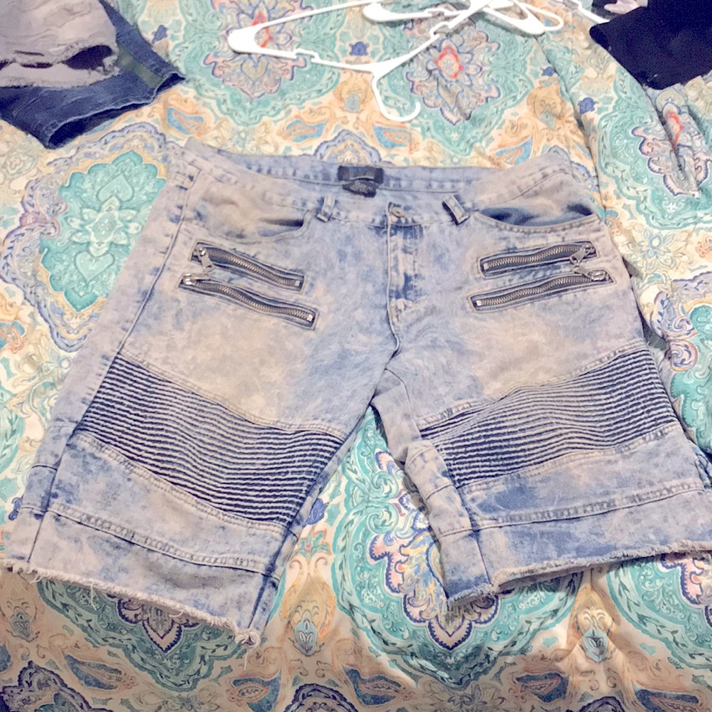 I’m selling light blue denim shorts size 40 slim